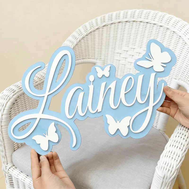 Baby Nursery In - لوحة اسم الطفل المخصصة، تصميم أزرق